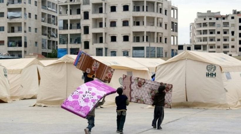 Πάνω από 30.000 άμαχοι και ένοπλοι απομακρύνονται από τέσσερις πολιορκημένες πόλεις της Συρίας